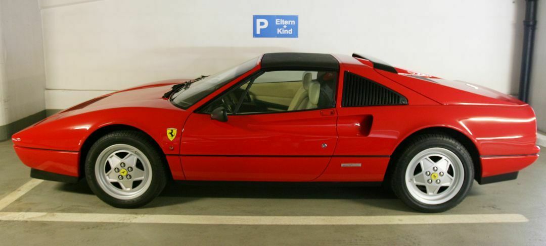 Dieser Parkplatz im Börsenparkhaus in Frankfurt am Main ist für Eltern mit Kind reserviert. Der Ferrari-Fahrer muss damit rechnen, abgeschleppt zu werden