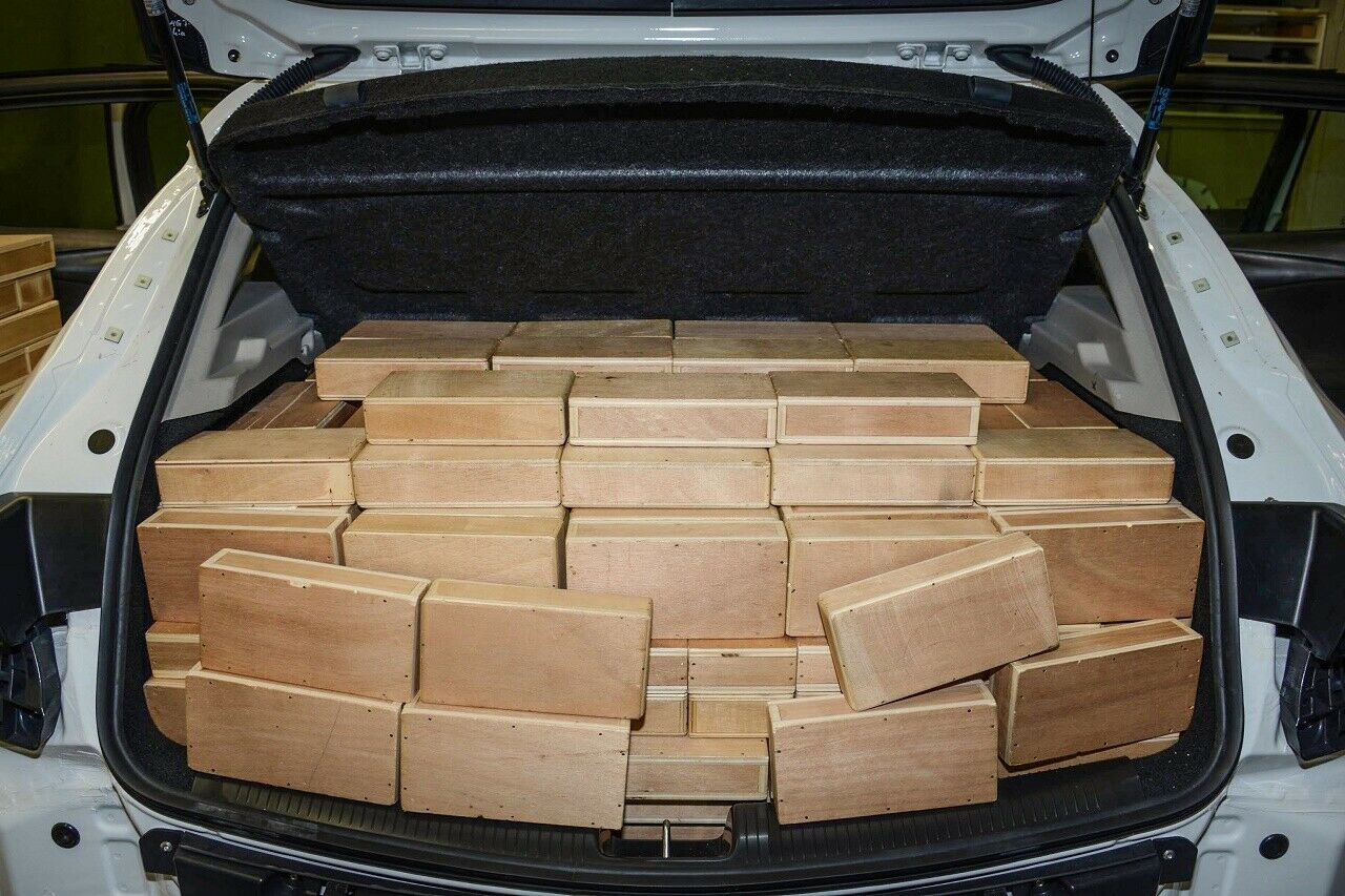 Mit diesen Ein-Liter-Klötzen messen Ingenieure bei Opel das Kofferraumvolumen neuer Modelle