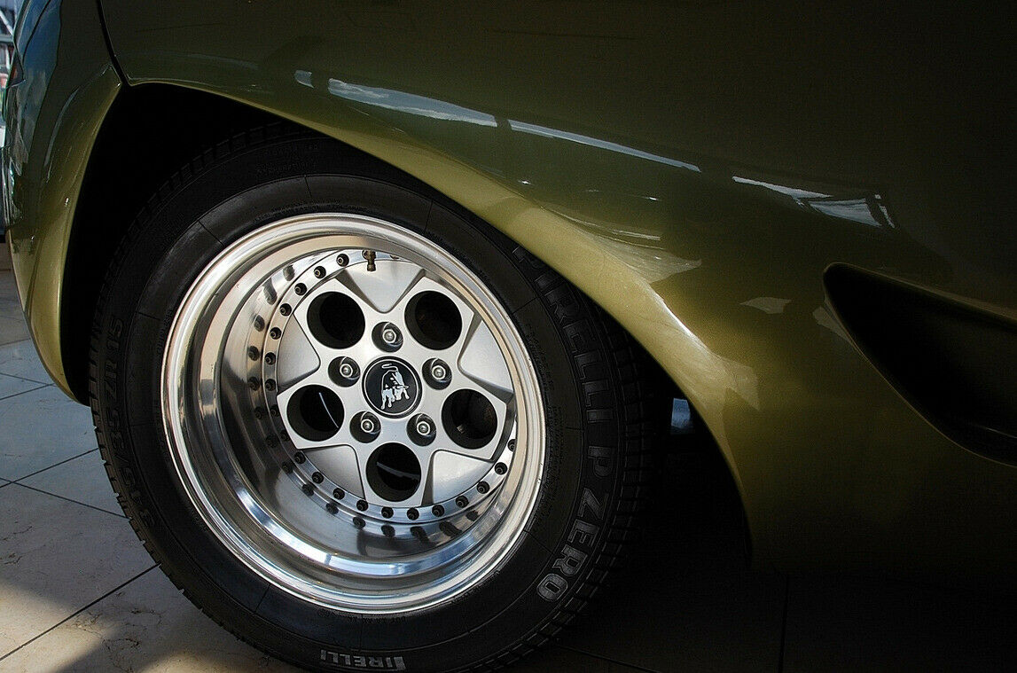 Felgen und Armaturen tragen das Lambo-Logo mit dem Stier