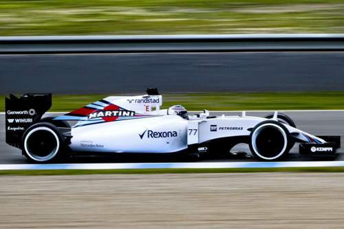 Bevor die männlichen Piloten den Williams über die Strecke bewegen, darf zunächst die Testfahrerin Susie Wolff ran