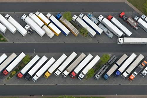 Kein Parkplatz: Die Not der Lkw-Fahrer einen Ruheplatz zu finden ist teilweise groß. Auf vielen Autobahnabschnitt sind zu wenig Stellplätze vorhanden