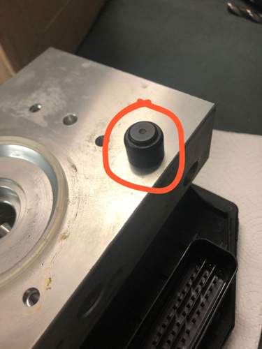 Schwarze Kappe, sitzt zw. Motor u. Block