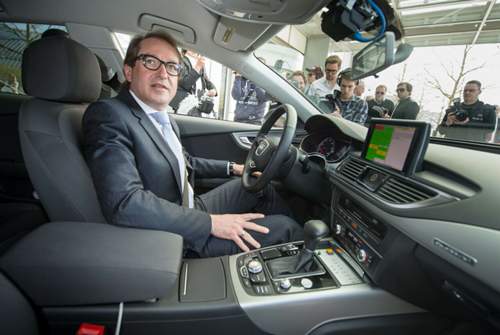 Verkehrsminister Dobrindt hat die Ethikkommission im vergangenen Jahr eingesetzt, ihre Vorschläge sollen als "Eckpfeiler" für internationale Normen dienen