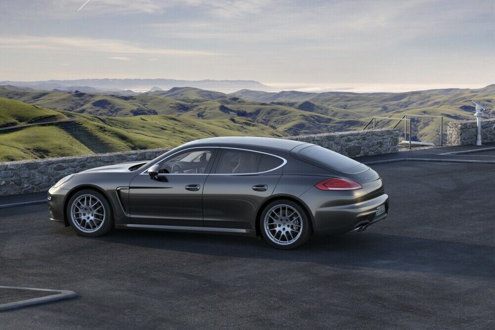 Das Hinterteil des Panamera wirkt dank einer flacheren Heckscheibe etwas sportlicher