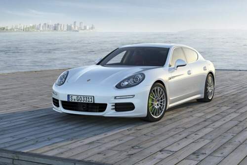 Zur Serienausstattung des gelifteten Porsche gehören Bi-Xenonscheinwerfer