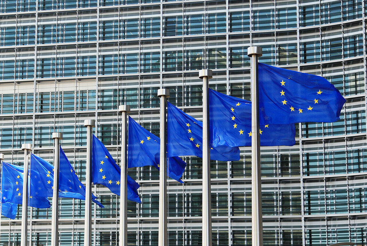 Die EU-Kartellbehörde geht dem Verdacht nach, dass sich Volkswagen, BMW und Daimler bei der Einführung des SCR-Katalysators abgesprochen haben. Dadurch könnten sie den Fahrern die Möglichkeit umweltfreundlichere Autos zu kaufen vorenthalten haben