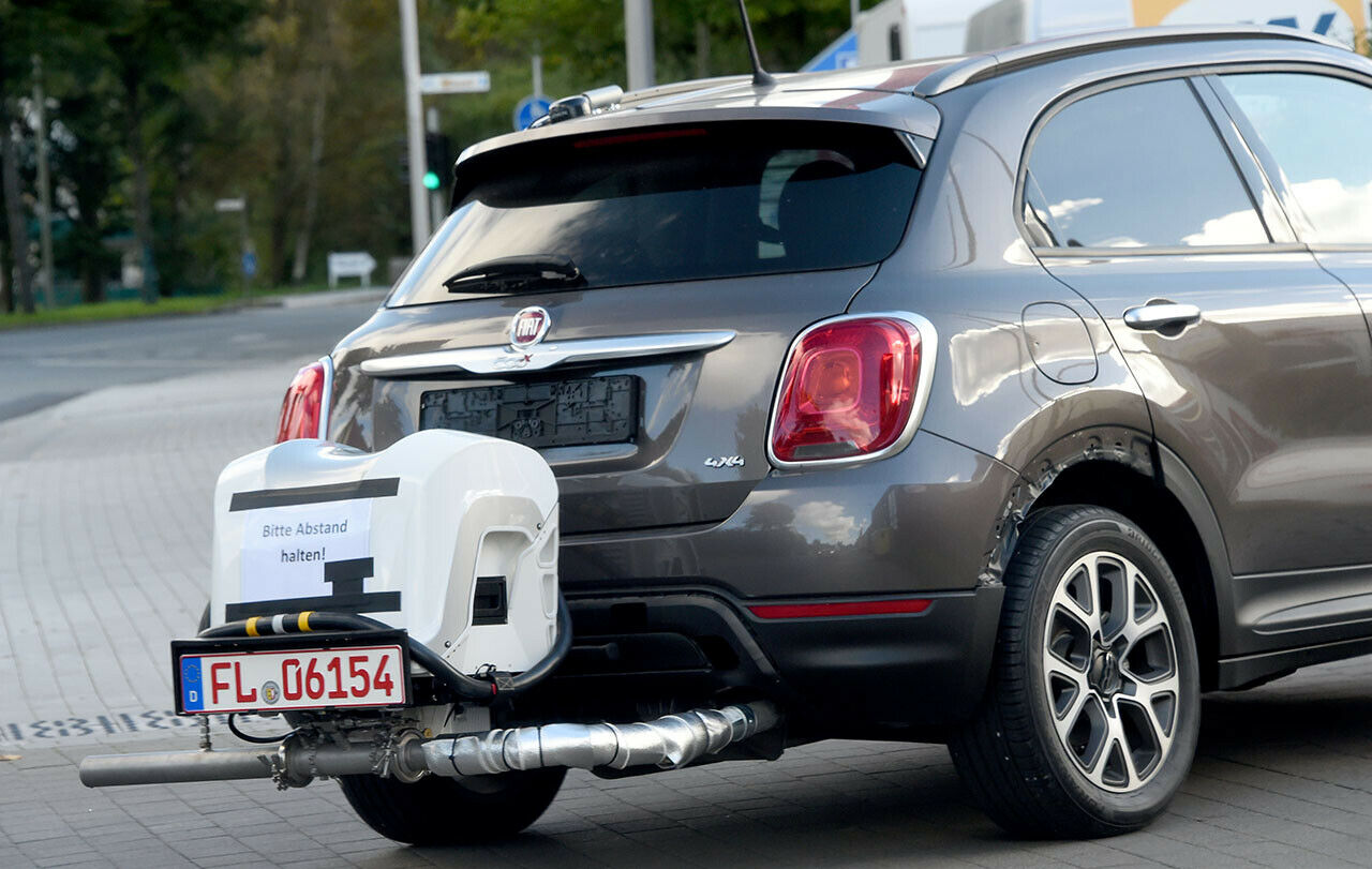 Ein mit einer Prüfanlage des Kraftfahrtbundesamtes ausgerüsteter Pkw der Marke Fiat fährt am 05.10.2016 durch Flensburg (Schleswig-Holstein)