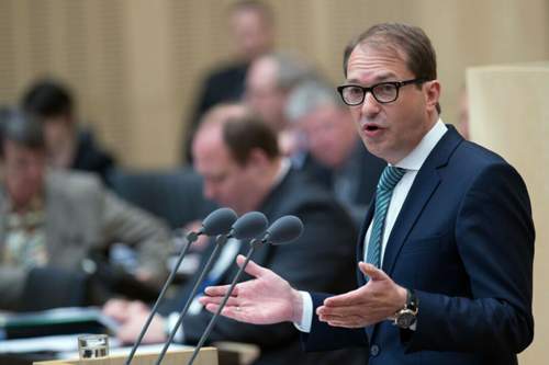 Verkehrsminister Alexander Dobrindt will trotz der Kritik aus Brüssel an seinem Kurs festhalten