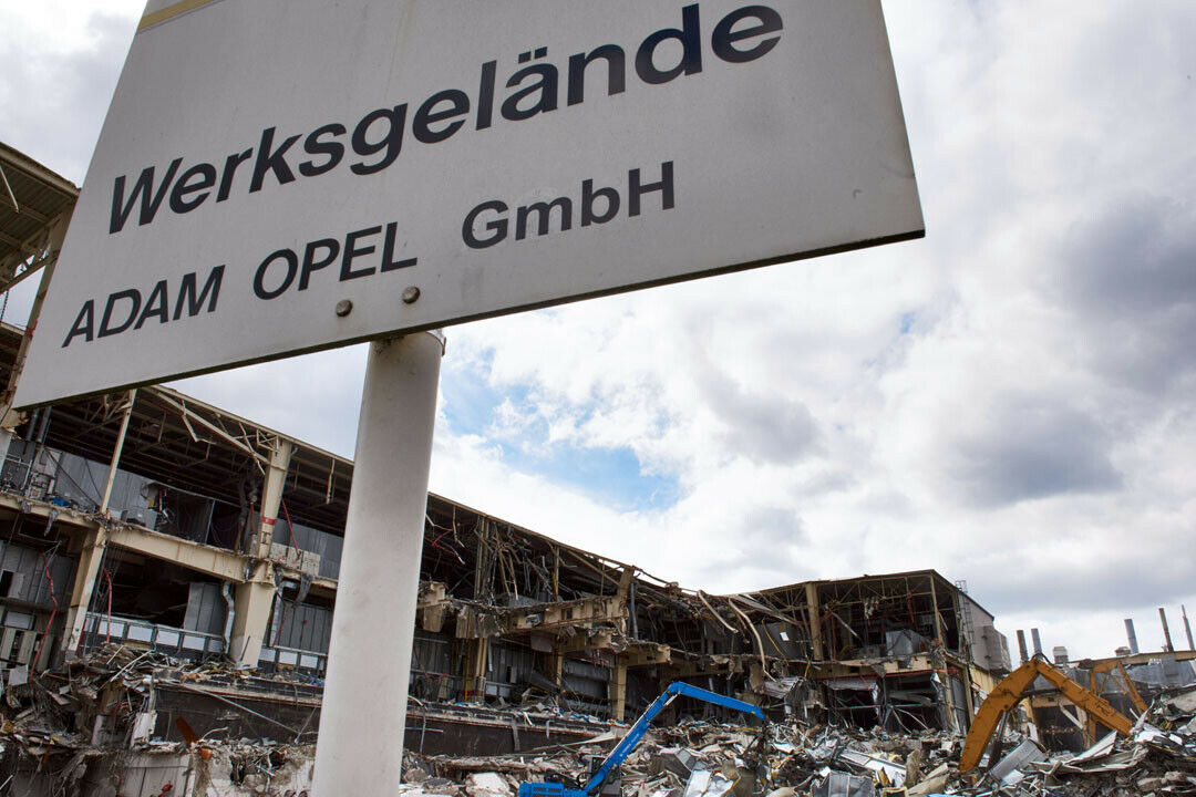 Auf dem Opel-Gelände in Bochum hat längst der Abriss begonnen. Viele der ehemaligen Mitarbeiter werden noch in einer Transfergesellschaft weitergebildet