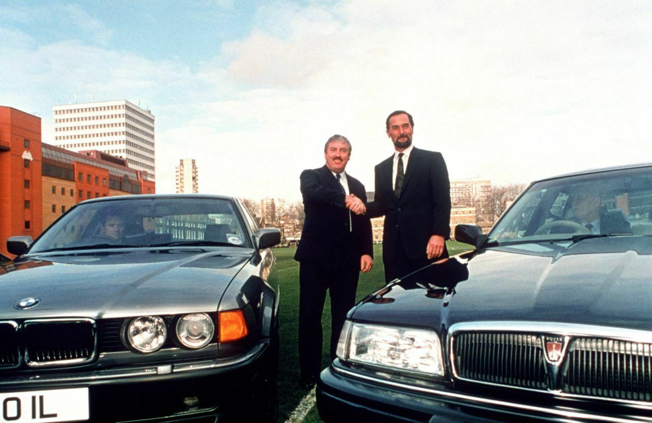Bald im Daimler-Aufsichtsrat? Der Ex-BMW-Chef Bernd Pischetsrieder (r.), hier 1994 bei der Übernahme von Rover