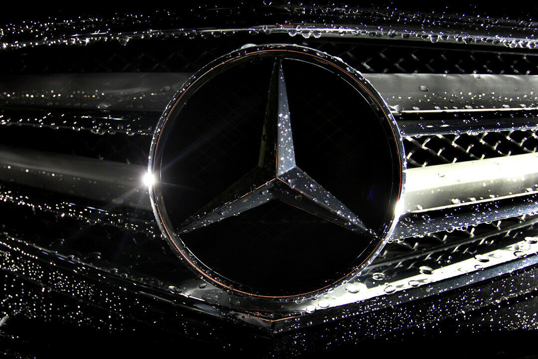 Ein ehemaliger Daimler-Mitarbeiter steht unter dem Verdacht, gegen Zahlung von Schmiergeld, einer Werbeagentur bevorzugt Aufträge verschafft zu haben