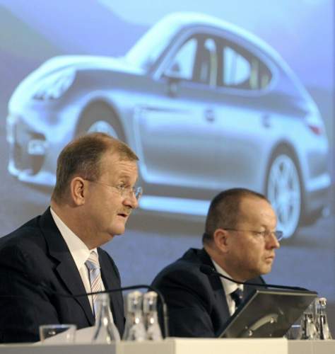 Der damalige Vorstandsvorsitzende der Porsche Automobil Holding SE, Wendelin Wiedeking (l), und der damalige Porsche-Finanzvorstand Holger Härter