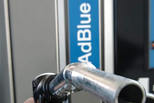 AdBlue ist eine genormte Harnstofflösung, die mit Stickoxiden im Abgasstrang reagiert