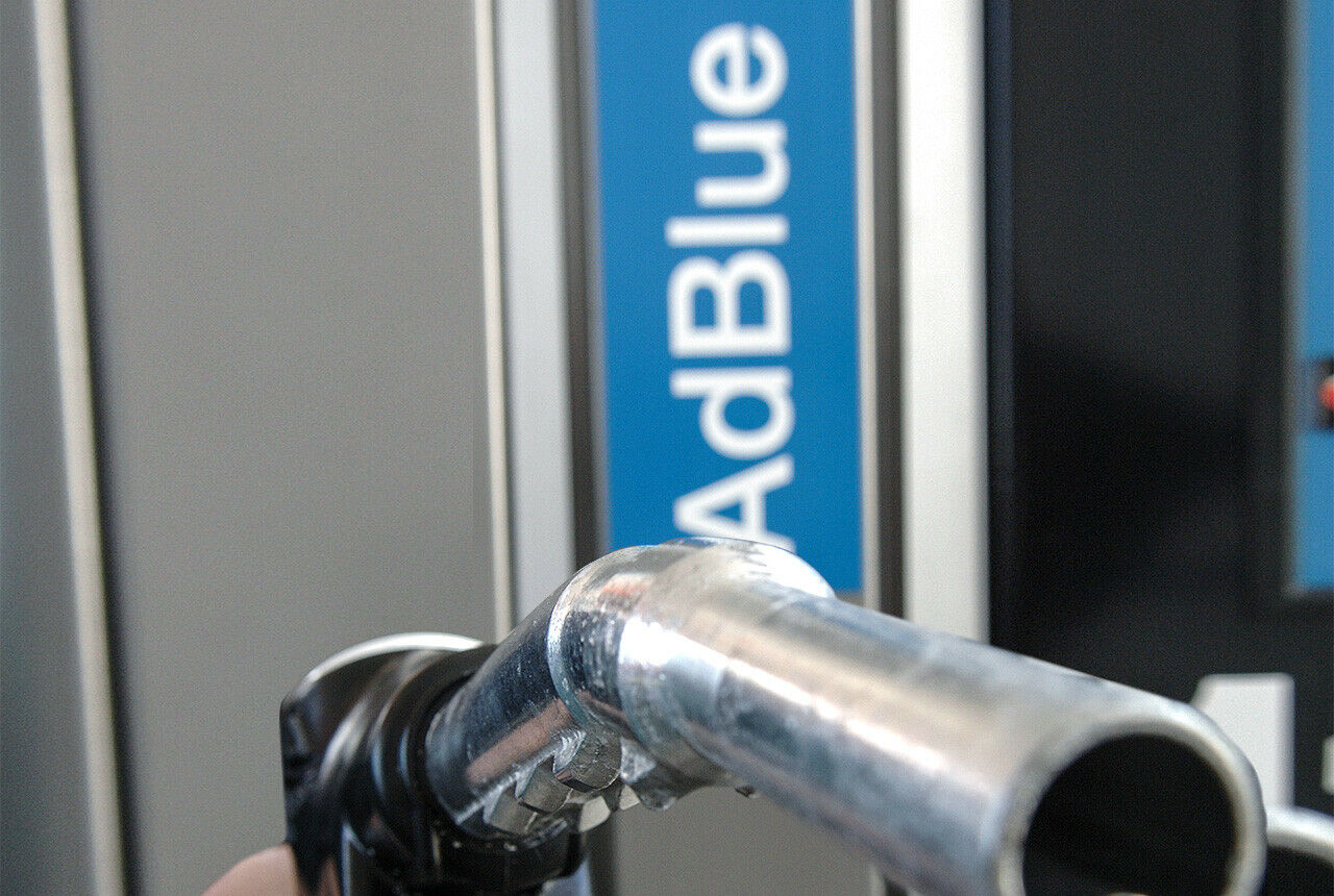 AdBlue ist eine genormte Harnstofflösung, die mit Stickoxiden im Abgasstrang reagiert