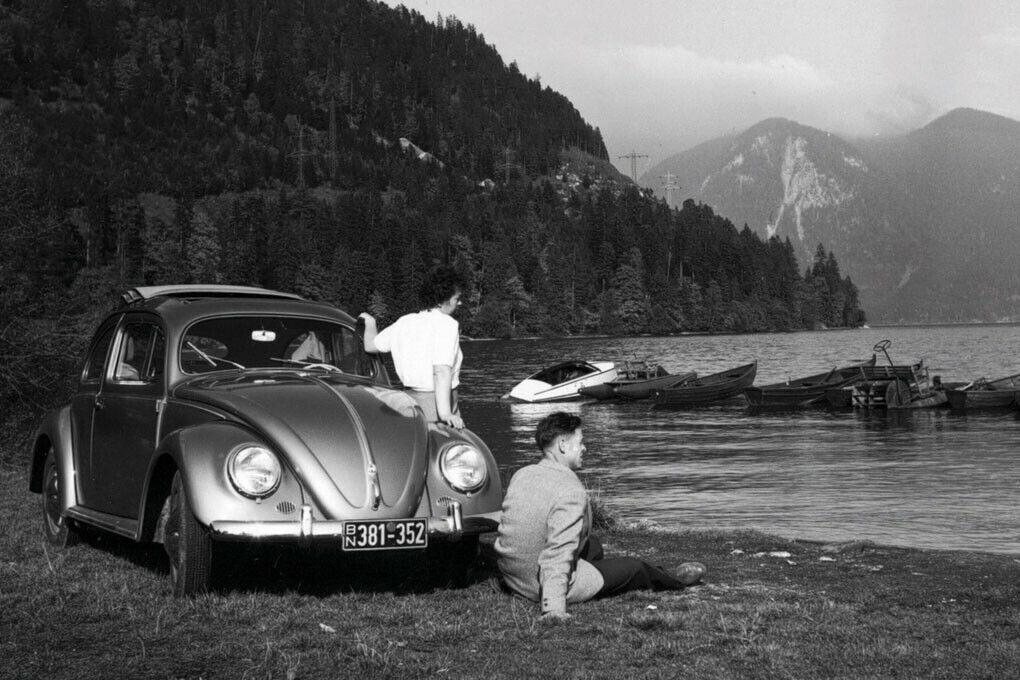 Herrlich! 1950 im Urlaub mit dem Käfer.