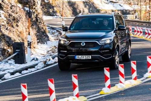 In Kurven zeigt der Reston fahrdynamische Schwächen. Die Zugkraft ist dagegen über jeden Zweifel erhaben
