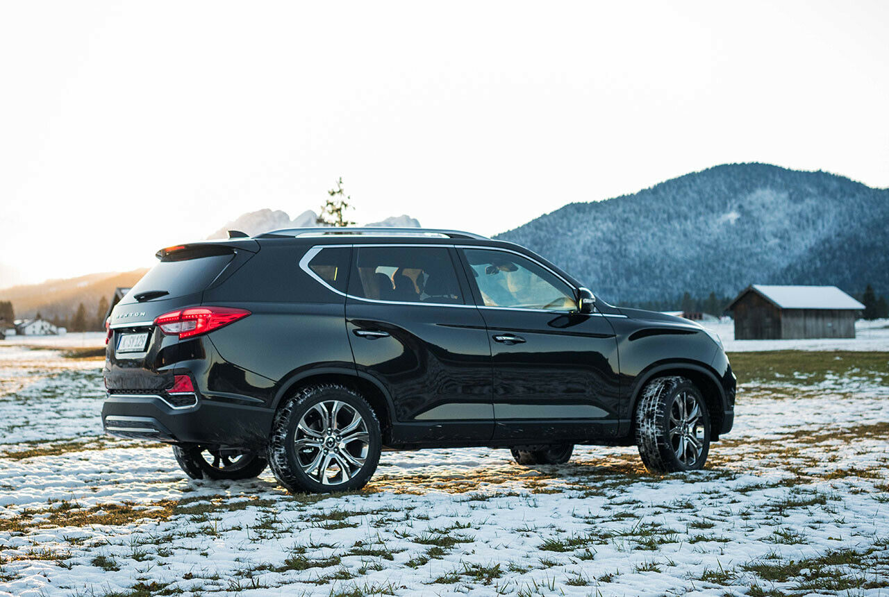 Mit einer Länge von 4,85 Metern bewegt sich der Rexton auf dem Niveau eines BMW X5 oder Mercedes GLE