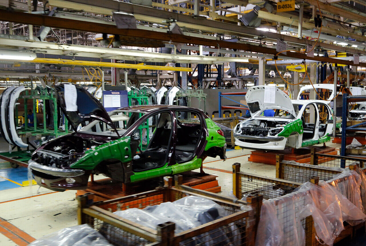 Einer der größten Autohersteller im Iran ist Iran Khodro. Suzuki oder Peugeot lassen dort einige Modelle produzieren