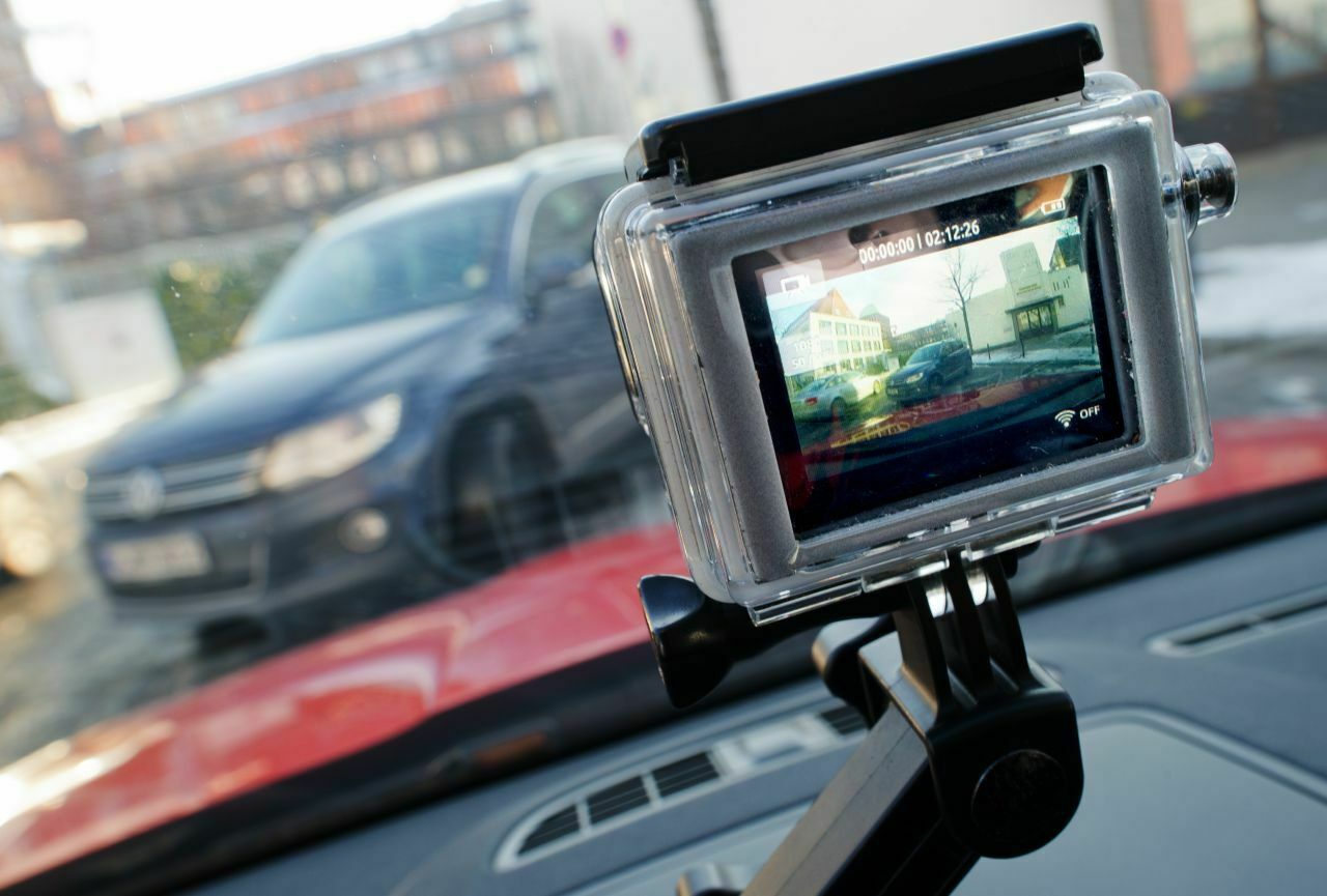 Die Nutzung von Dashcam-Aufnahmen vor Gericht wollen die Experten zwar zulassen. Im Regelfall sollen die Daten jedoch schnell gelöscht werden