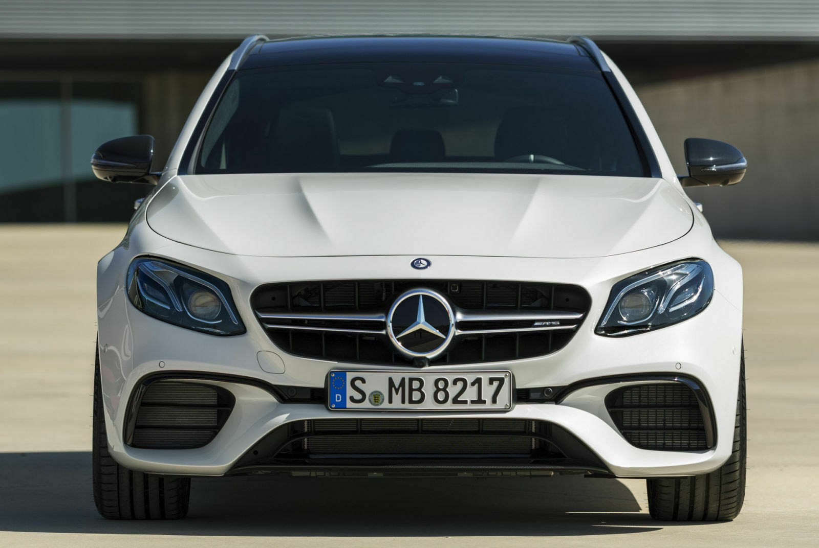 Der 4,0-Liter-V8 im E63S T-Modell braucht ordentlich Luft und bekommt entsprechend große Nüstern