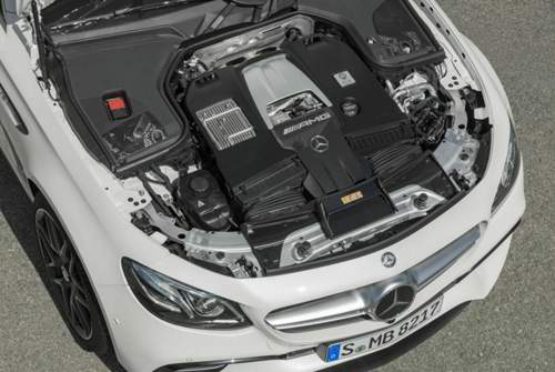 Der 4,0-Liter-V8 leistet in keiner anderen Anwendung so viel wie im E 63. AMG verbaut zwei Twinscroll-Turbolader
