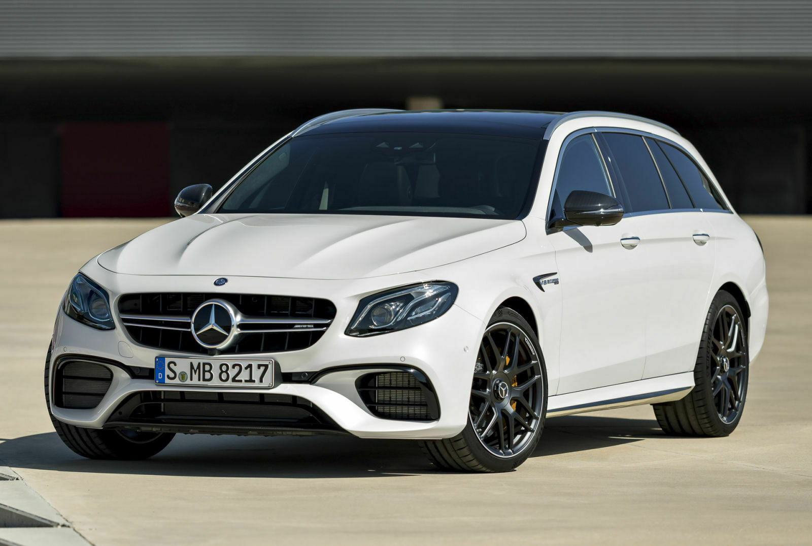 Die Jungs von AMG verbreitern beim E 63 T-Modell die Spur und plustern die Kotflügel etwas auf. Genau wie bei der Limousine