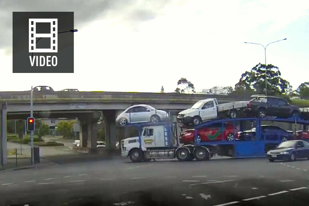 Das kann gar nicht gut gehen. Der Lkw-Fahrer sieht das aber anders und versucht es