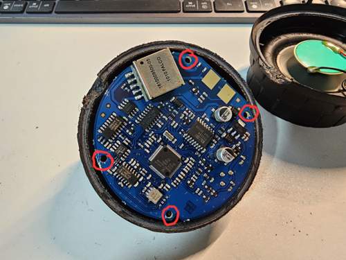 Hauptplatine - darunter sitzt die Batterie. Es muessen alle 4 Kragen entfernt werden.jpg