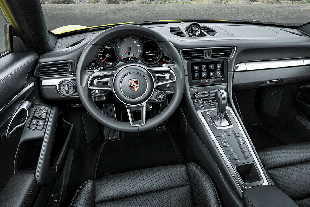 Das Infotainment-System hat weniger Knöpfe als bisher und ist serienämßig