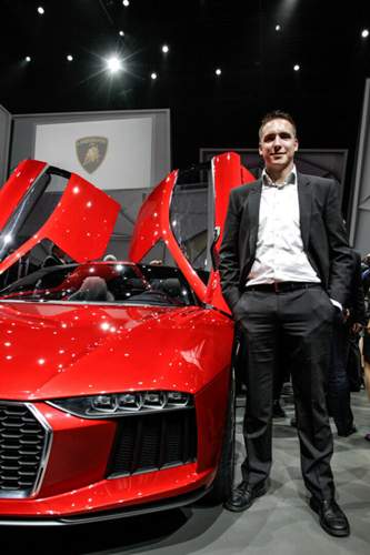 MT-Reporter Constantin Bergander an den geöffneten Flügeltüren des Audi Nanuk