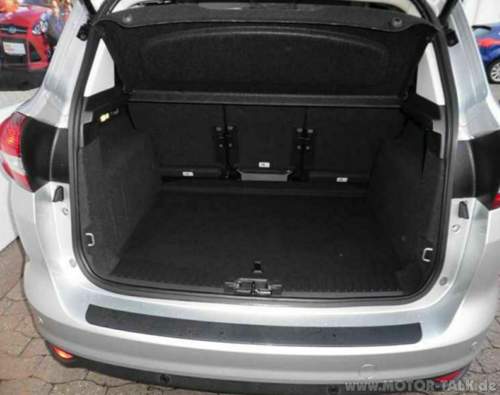 Ford-c-max-facelift-mit-einer-leuchte