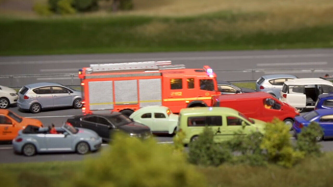 Eine Rettungsgasse ist Pflicht. Dieses Video zeigt, warum