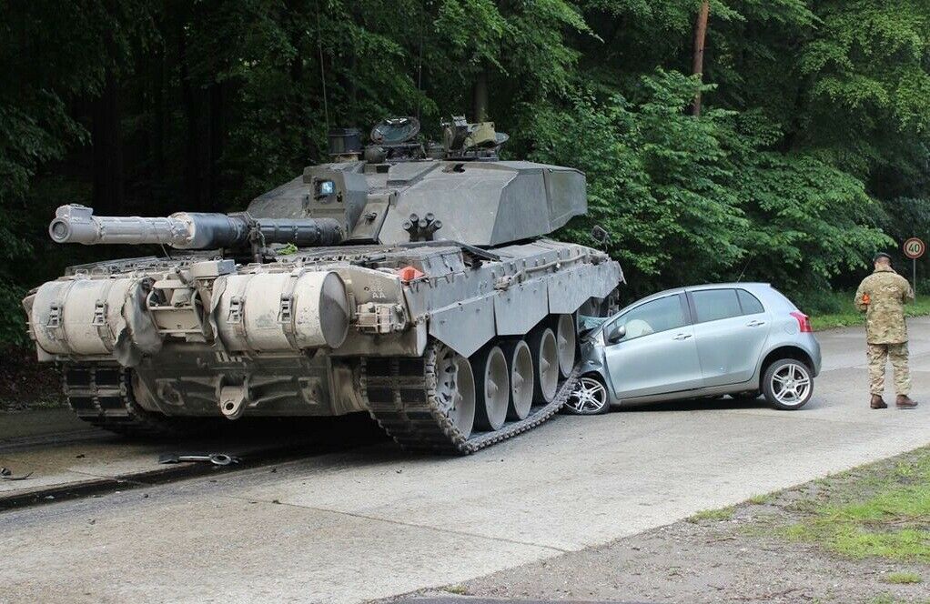 Bei Detmold fuhr ein Panzer über den Kleinwagen einer Fahranfängerin