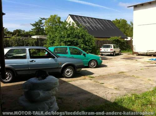 - Die Vergleichsgenerationen im Fahrzeugpark: Golf II in zwei Varianten (90 PS in babyblau, der GTI 16V in weiß), der verbreitete Polo 6N -