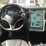 Das Cockpit mit großem 17" Bildschirm