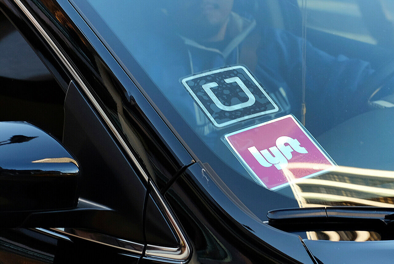Dieser Autofahrer setzt auf Uber und Lyft als Fahrdienst-Vermittler. Der Google-Mutterkonzern hält es bald genau so: Alphabet ist bereits ein bedeutender Investor beim Marktführer, beteiligt sich nun auch beim Herausforderer