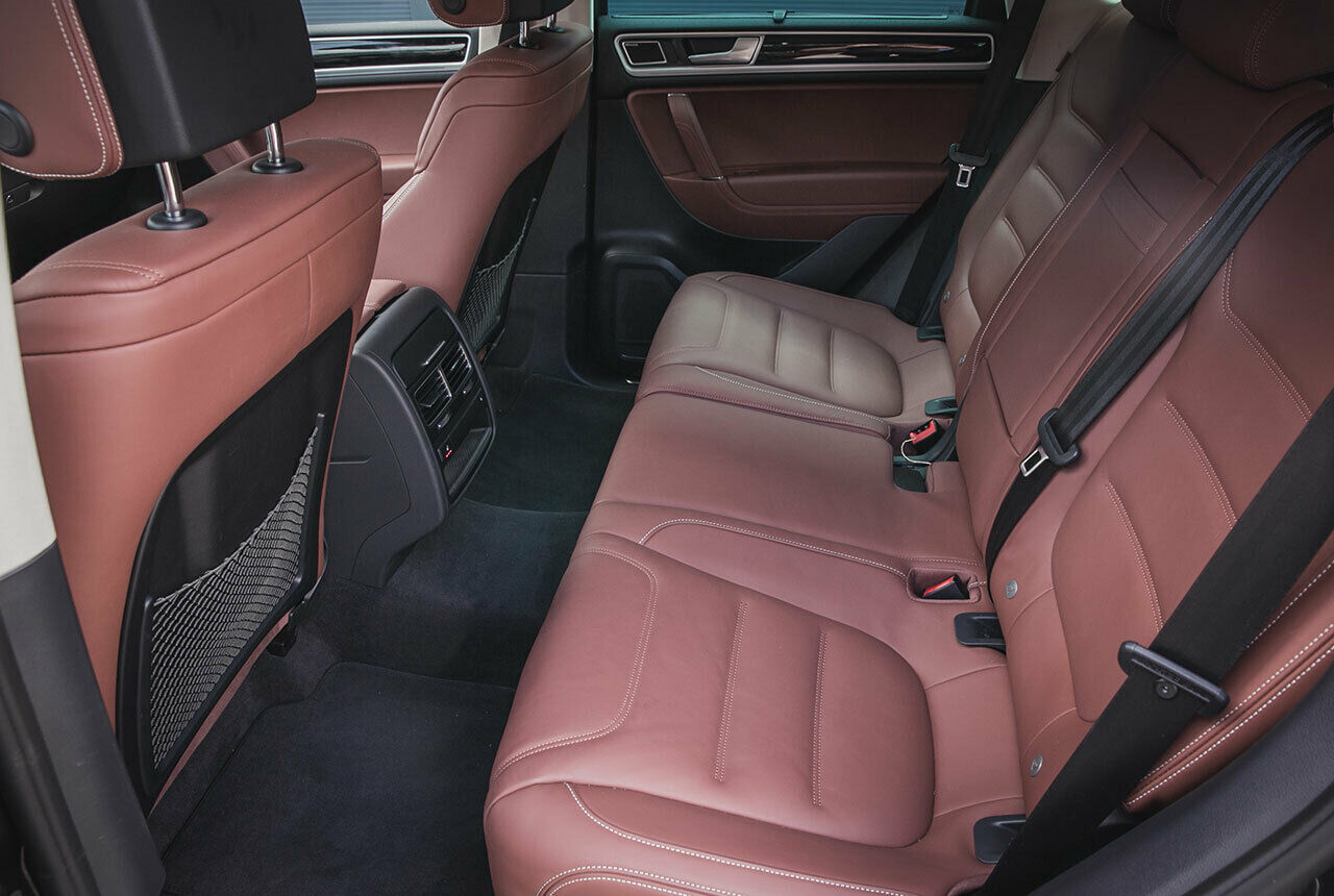 VW Touareg II: Ordentlich Platz auch auf der Rückbank. Hier lässt es sich selbst zu dritt ganz passabel aushalten