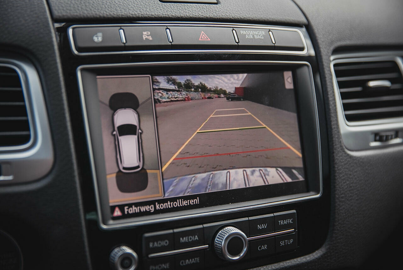 Die Rückfahrkamera baucht es nicht unbedingt. Ein schnelleres und zuverlässigeres Navi gibt es leider erst mit der neuen Generation des Touareg
