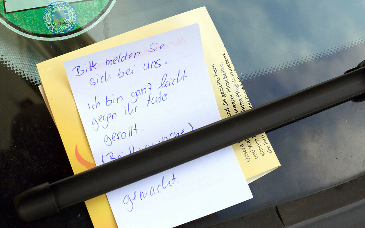 Im öffentlichen Straßenverkehr reicht ein Zettel mit Kontaktinformationen hinter dem Scheibenwischer nicht aus, um sich vor einer Strafverfolgung wegen Unfallflucht zu schützen