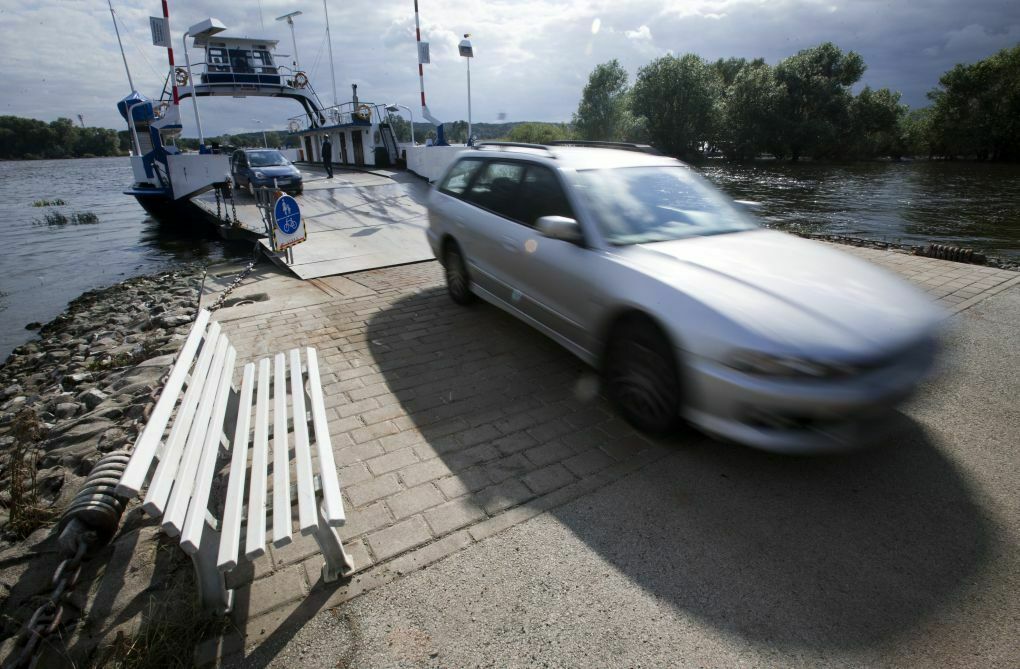 Immer wieder kommt es im Zusammenhang mit Autofähren (hier Niedersachsen) zu Unfällen, bei denen Autofahrer im Wasser landen