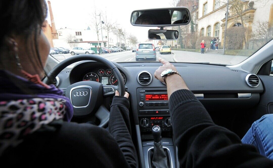 Der Fahrlehrer kann auch mit Handy am Ohr Anweisungen geben. Als Fahrzeugführer ist er laut BGH nicht zu sehen, daher darf er telefonieren
