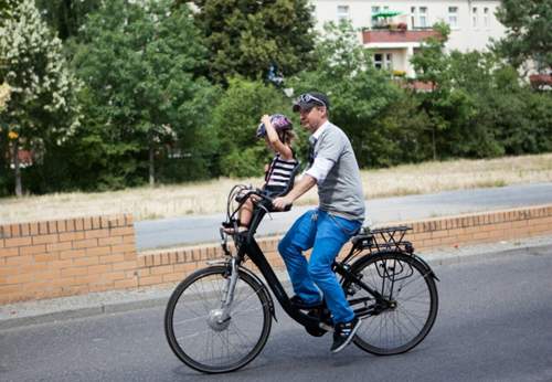 Ein am Lenker montierter Kindersitz wirkt sich nicht so stark auf die Fahrstabilität des Fahrrades aus