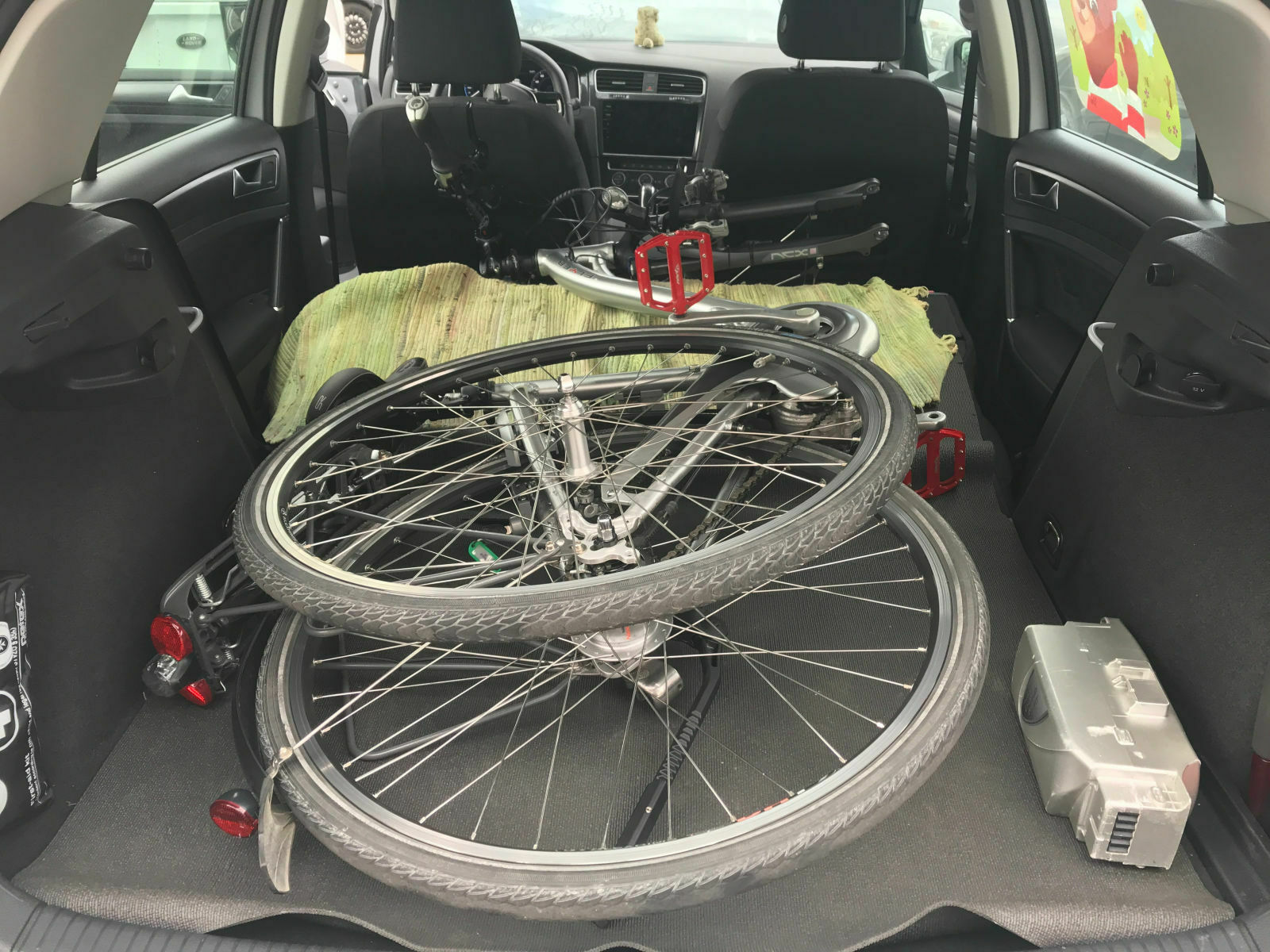 Fahrradtransport am E - Golf.