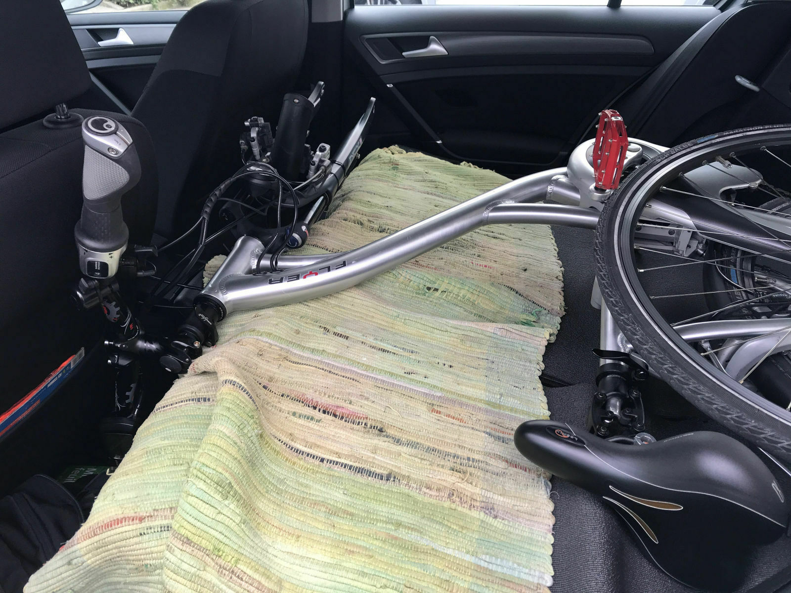 Fahrradtransport am E - Golf.