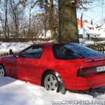 Der RX-7 steht tief im Schnnee