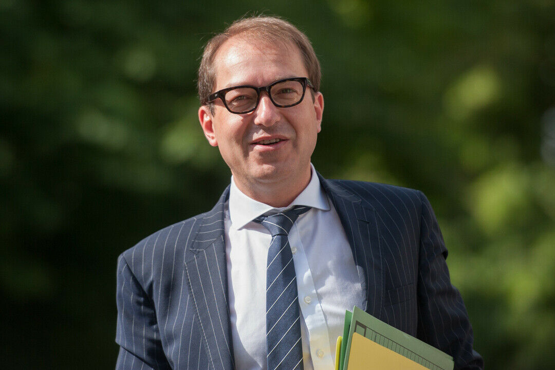Die Mautpläne von Alexander Dobrindt sollen die deutschen Autofahrer nicht mehr benachteiligen - in vielen europäischen Nachbarstaaten ist die Maut nämlich Pflicht