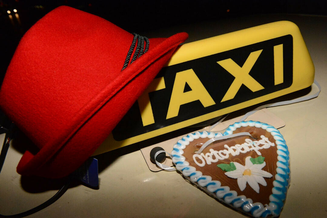 Mit einem gestohlenen Fahrzeug, ohne Führerschein und ohne eine gültige Lizenz wollte ein 19-Jähriger beim Oktoberfest als Taxifahrer arbeiten