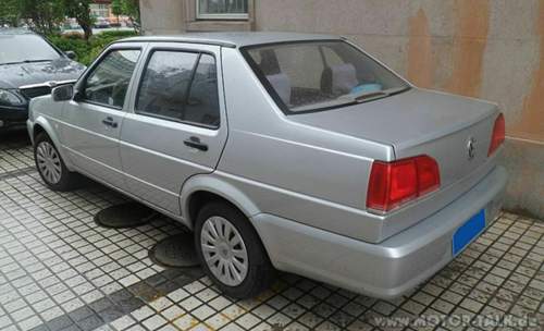 800px-volkswagen-jetta-facelift-iii-02-china-2012-06-23