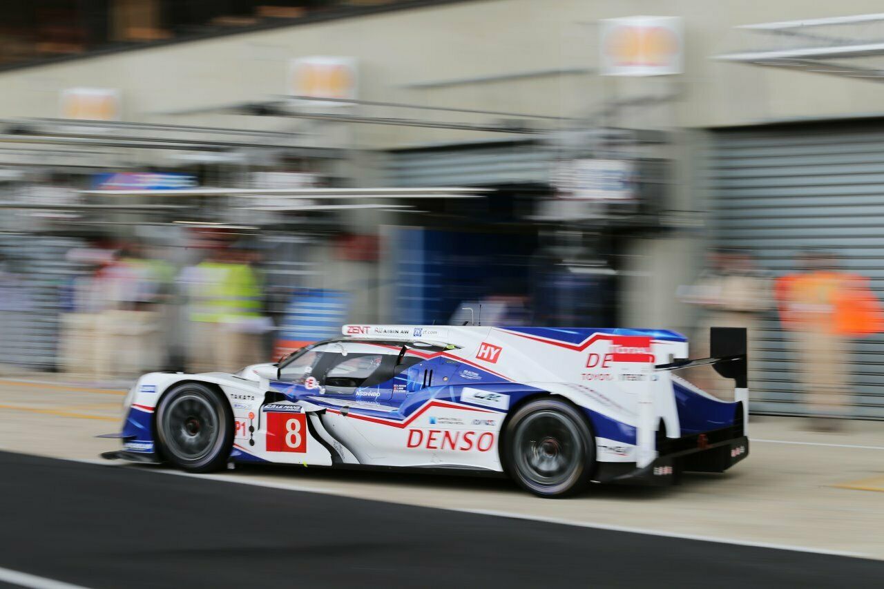 Im Toyota arbeiten ein Achtzylinder sowie ein Elektromodul mit insgesamt etwa 1.000 PS