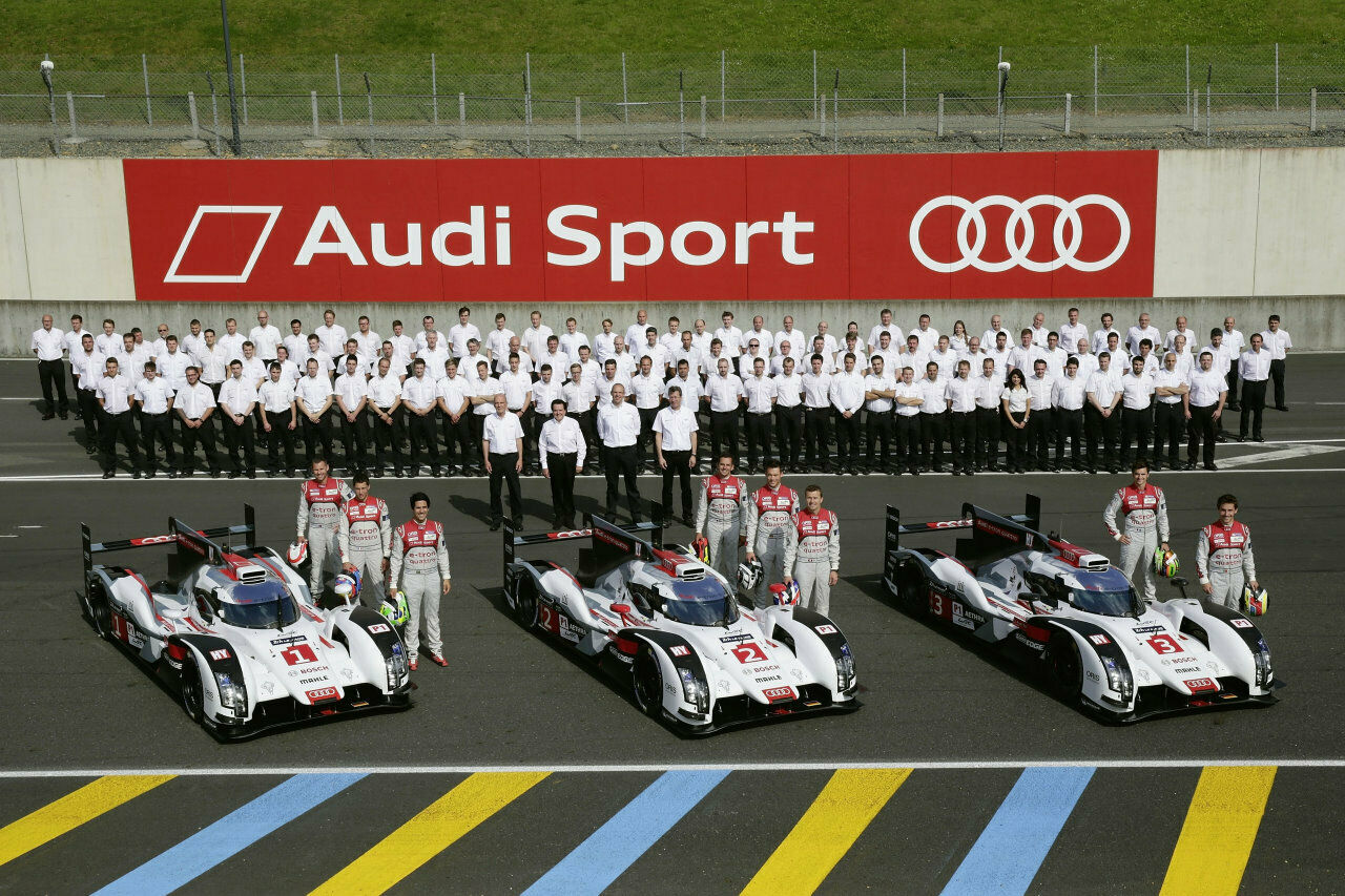 Drei Audi posieren in Le Mans. Beim freien Training ist Audi-Pilot Loic Duval mit einem R18 verunglückt